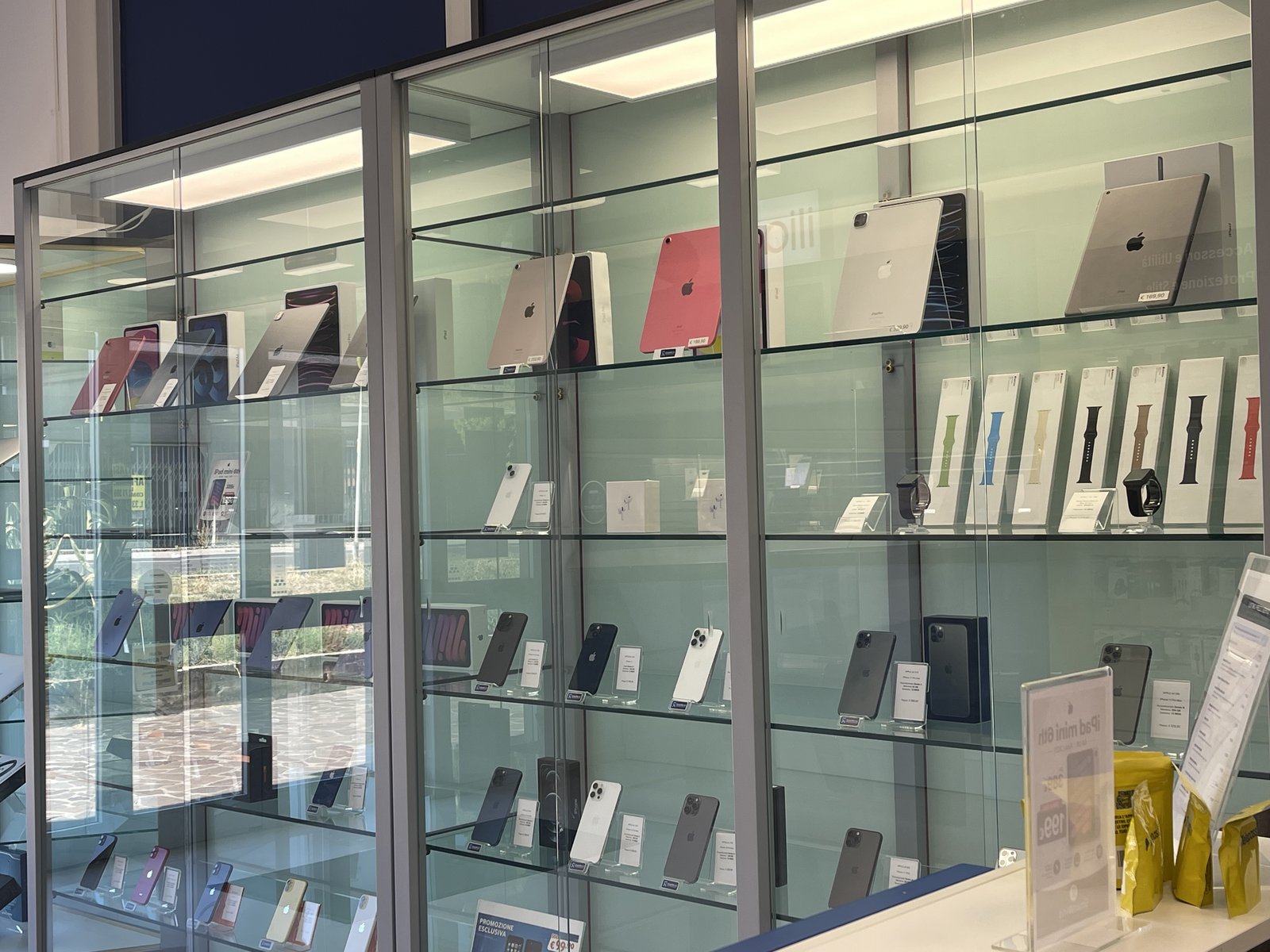 Vetrina SmartWorld a Macerata con iPhone, iPad e Apple Watch